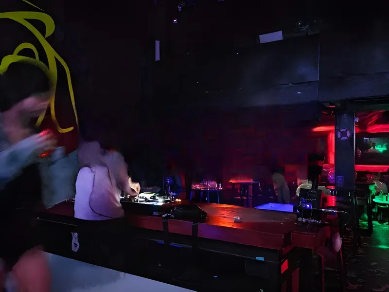 다낭 블룸나이트클럽 바 카운터 DJ